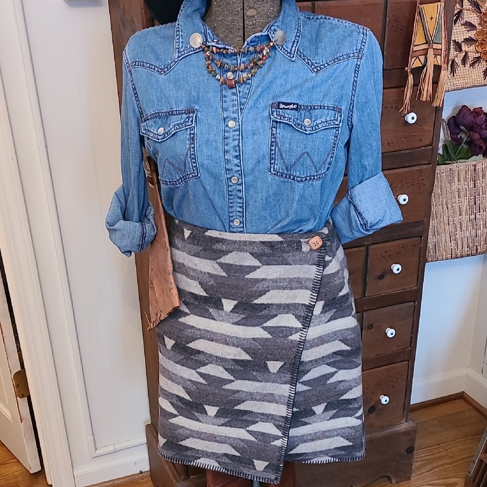 Stylish Gray Geometric Aztec Print Skirt. Vintage. Made In ITALY. Size 7/8 Wool.